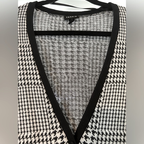 Torrid Houndstooth Print Cardigan - Picture 4 of 6